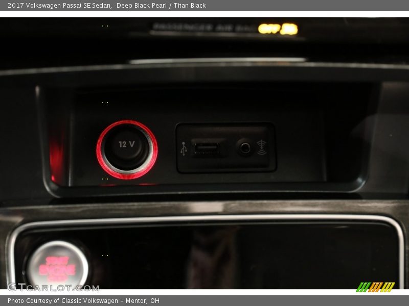 Deep Black Pearl / Titan Black 2017 Volkswagen Passat SE Sedan