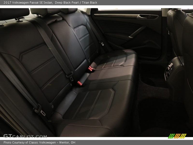 Deep Black Pearl / Titan Black 2017 Volkswagen Passat SE Sedan
