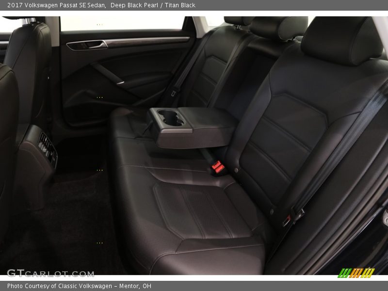 Deep Black Pearl / Titan Black 2017 Volkswagen Passat SE Sedan