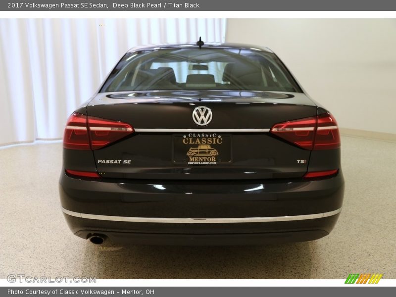 Deep Black Pearl / Titan Black 2017 Volkswagen Passat SE Sedan