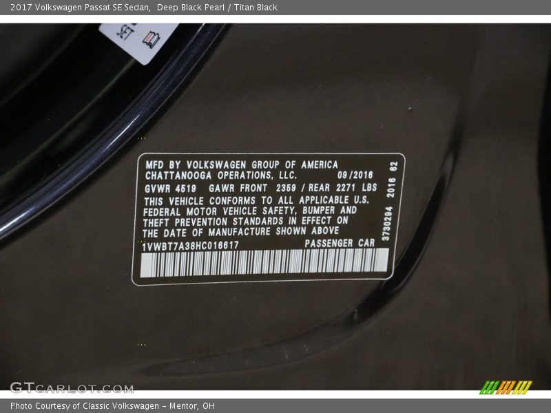 Deep Black Pearl / Titan Black 2017 Volkswagen Passat SE Sedan