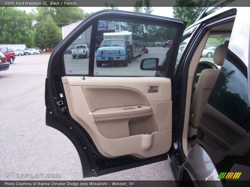 Black / Pebble 2005 Ford Freestyle SE