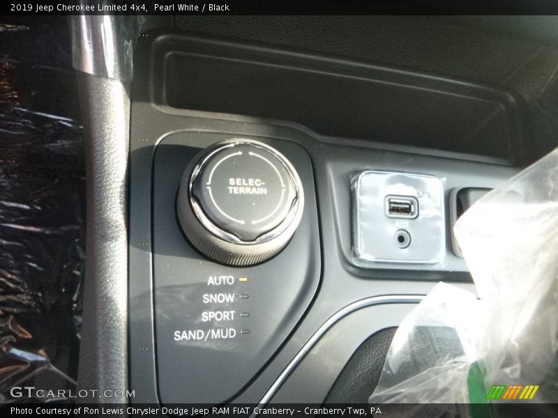 Pearl White / Black 2019 Jeep Cherokee Limited 4x4