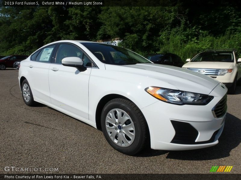 Front 3/4 View of 2019 Fusion S