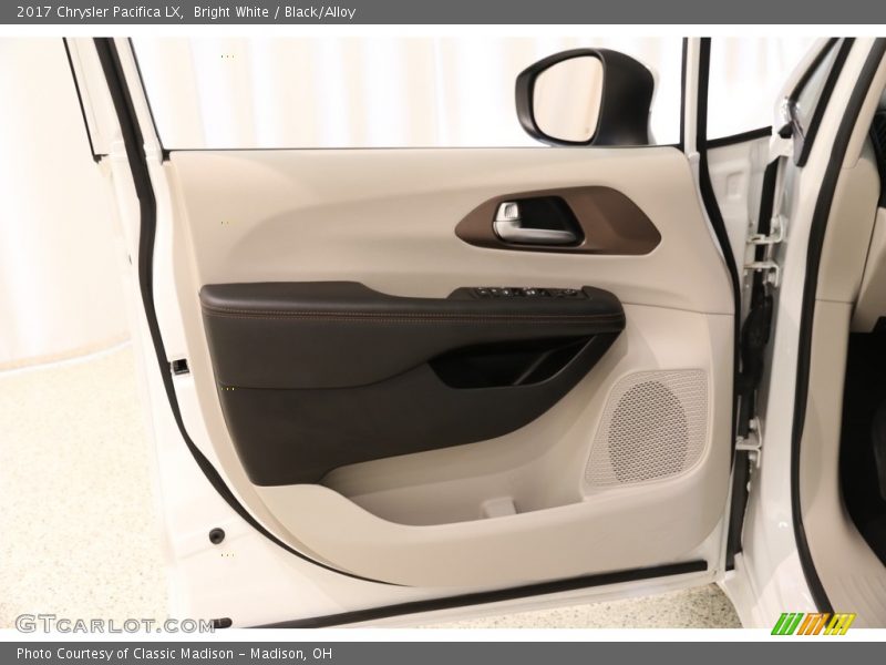 Bright White / Black/Alloy 2017 Chrysler Pacifica LX