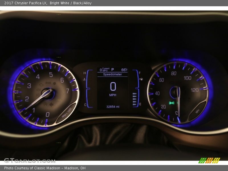 Bright White / Black/Alloy 2017 Chrysler Pacifica LX