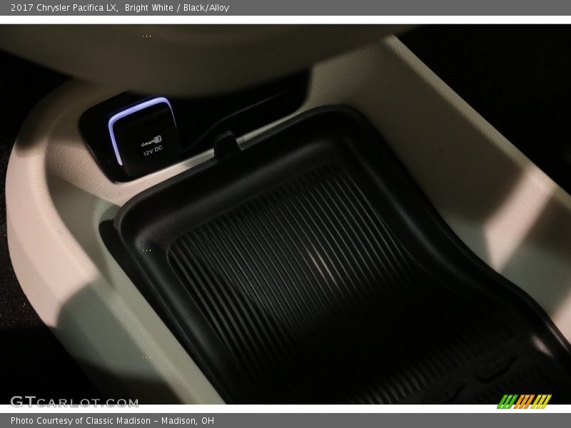 Bright White / Black/Alloy 2017 Chrysler Pacifica LX