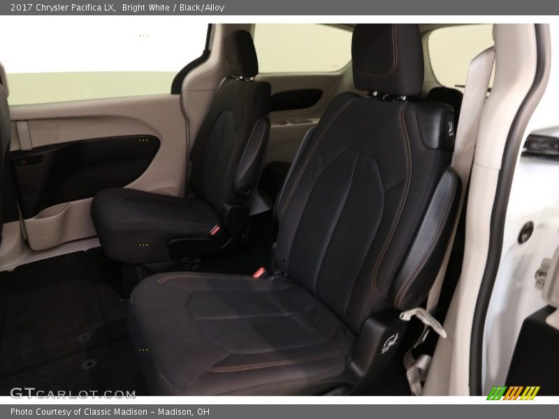Bright White / Black/Alloy 2017 Chrysler Pacifica LX