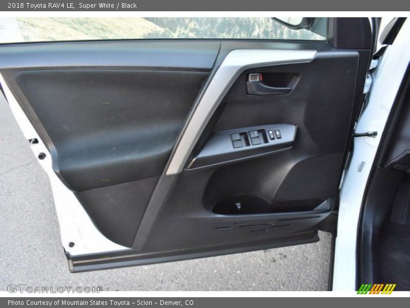 Super White / Black 2018 Toyota RAV4 LE