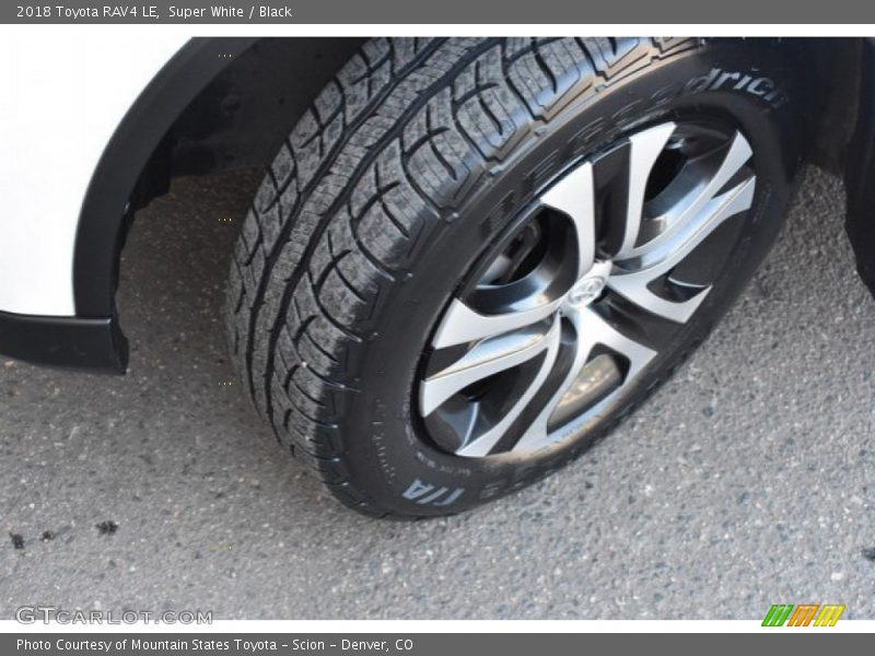 Super White / Black 2018 Toyota RAV4 LE