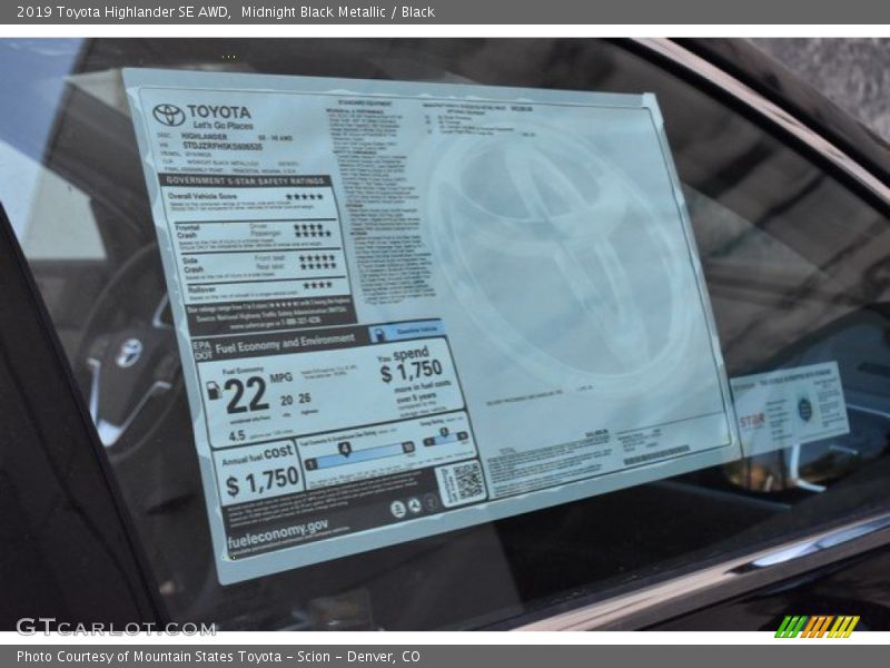 Midnight Black Metallic / Black 2019 Toyota Highlander SE AWD