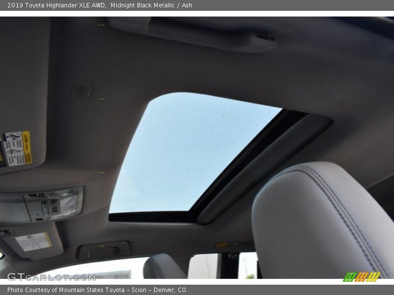 Midnight Black Metallic / Ash 2019 Toyota Highlander XLE AWD