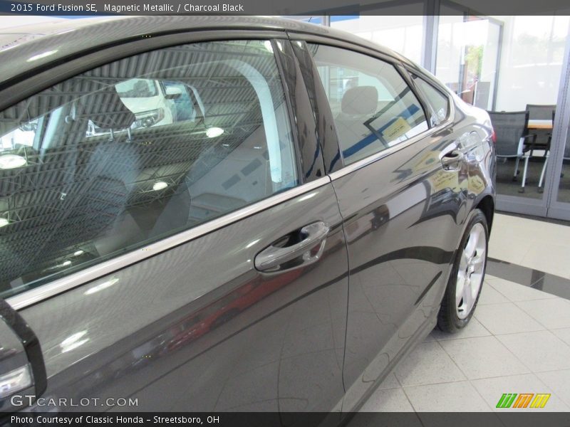 Magnetic Metallic / Charcoal Black 2015 Ford Fusion SE