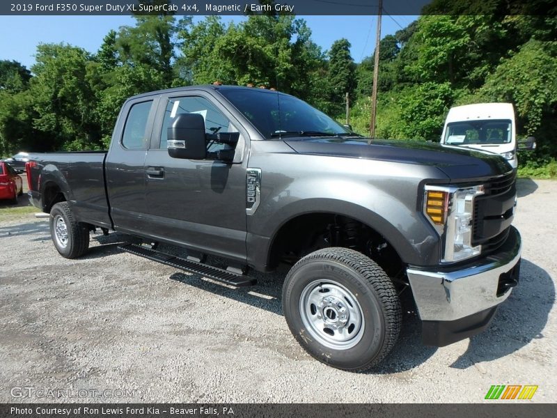 Front 3/4 View of 2019 F350 Super Duty XL SuperCab 4x4