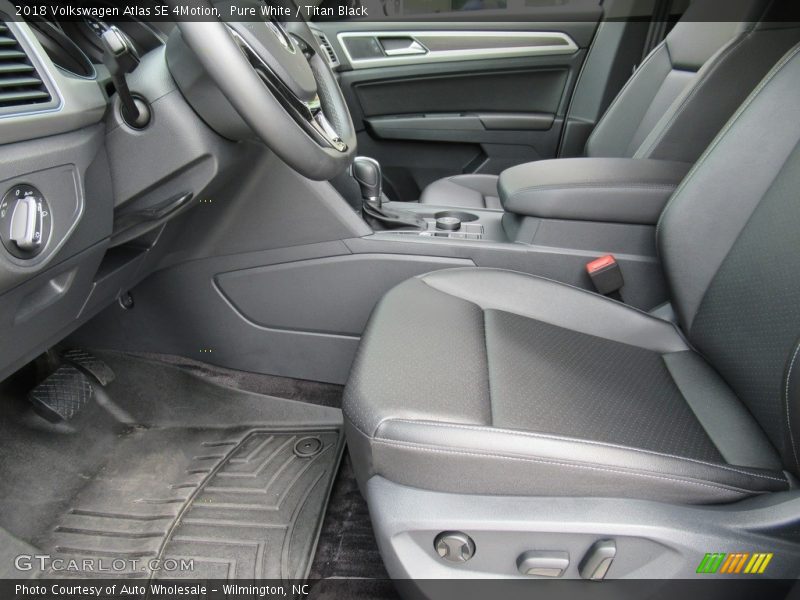 Pure White / Titan Black 2018 Volkswagen Atlas SE 4Motion