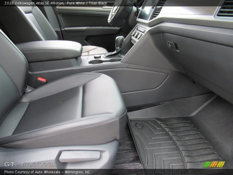 Pure White / Titan Black 2018 Volkswagen Atlas SE 4Motion