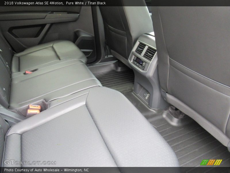 Pure White / Titan Black 2018 Volkswagen Atlas SE 4Motion