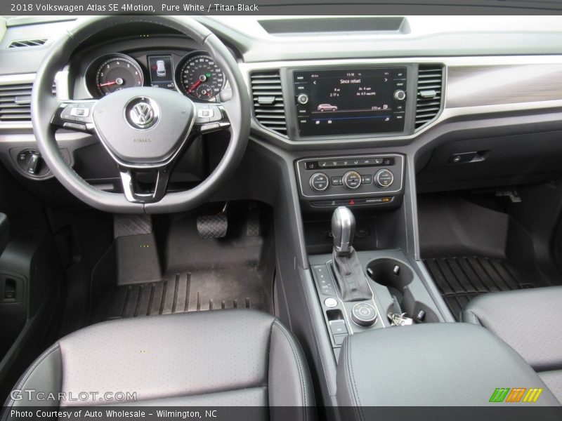Pure White / Titan Black 2018 Volkswagen Atlas SE 4Motion