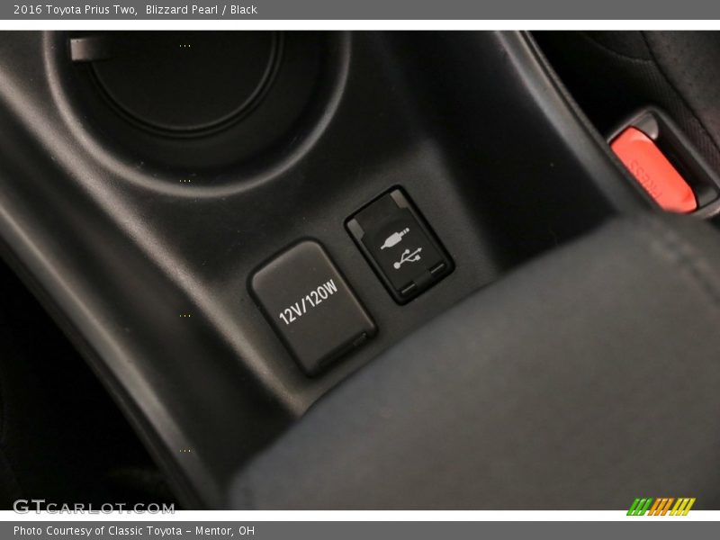 Blizzard Pearl / Black 2016 Toyota Prius Two