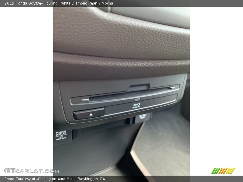 White Diamond Pearl / Mocha 2019 Honda Odyssey Touring