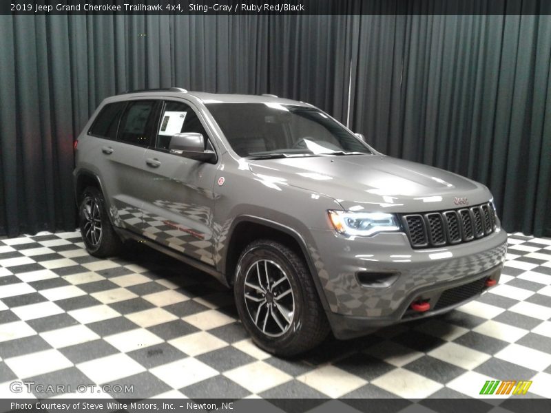 Front 3/4 View of 2019 Grand Cherokee Trailhawk 4x4