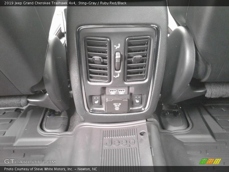 Controls of 2019 Grand Cherokee Trailhawk 4x4