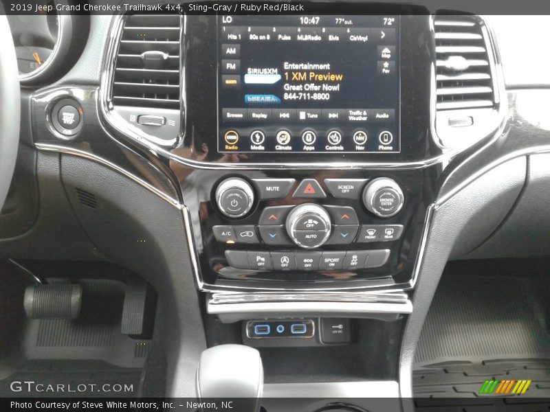 Controls of 2019 Grand Cherokee Trailhawk 4x4