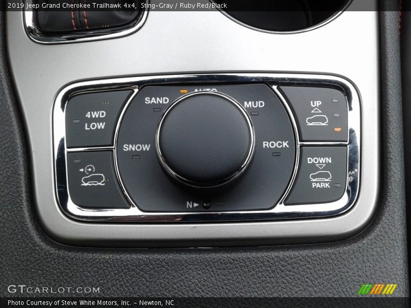 Controls of 2019 Grand Cherokee Trailhawk 4x4