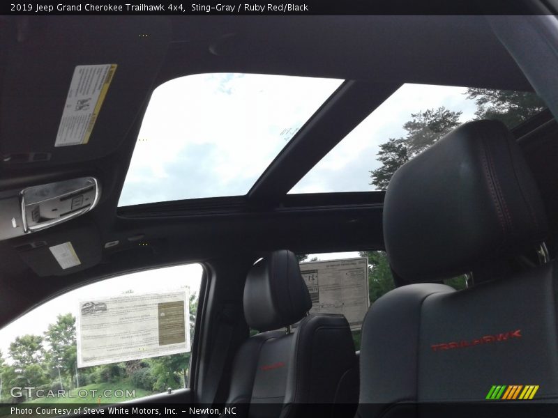 Sunroof of 2019 Grand Cherokee Trailhawk 4x4