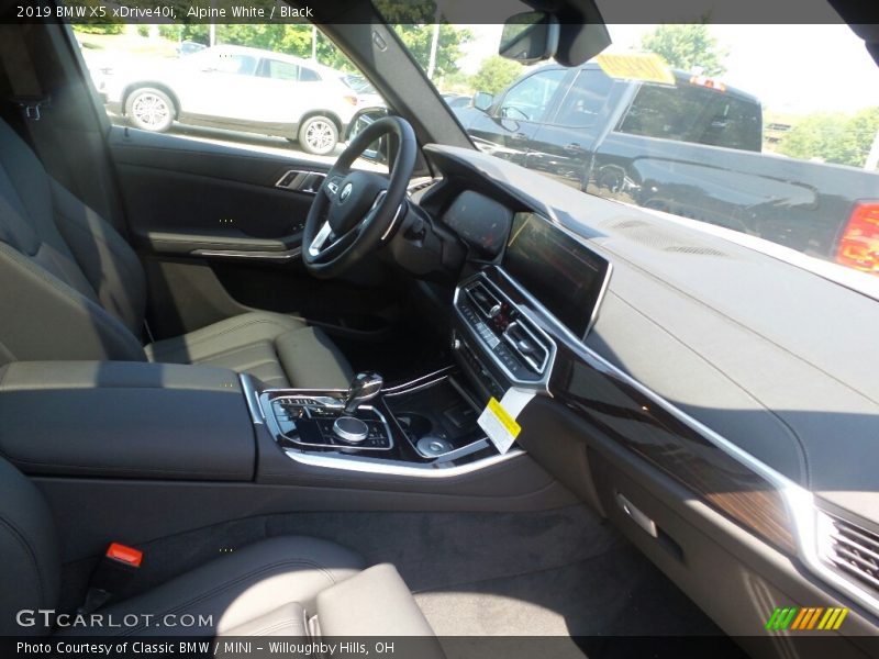 Alpine White / Black 2019 BMW X5 xDrive40i