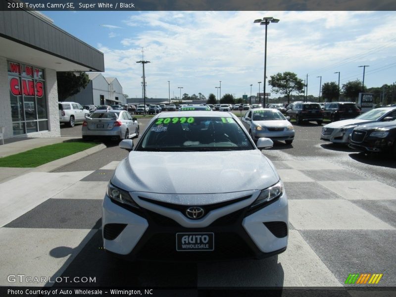 Super White / Black 2018 Toyota Camry SE