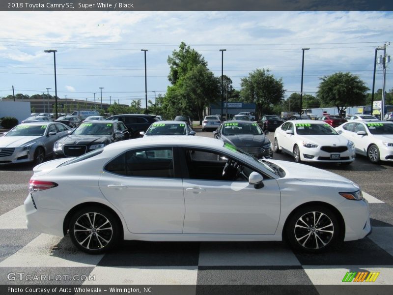 Super White / Black 2018 Toyota Camry SE
