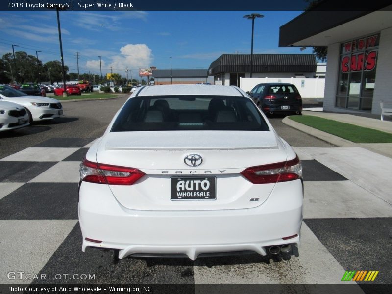 Super White / Black 2018 Toyota Camry SE