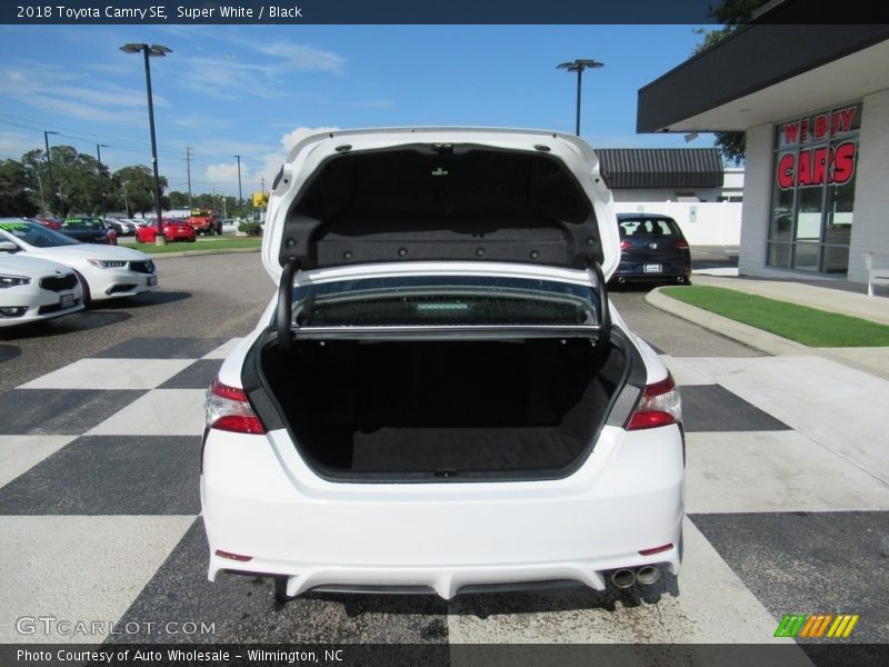 Super White / Black 2018 Toyota Camry SE