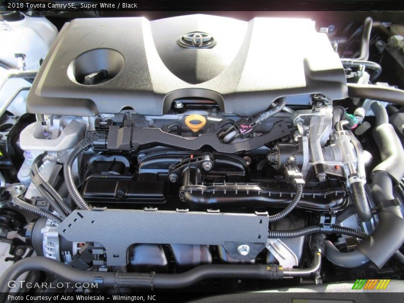 Super White / Black 2018 Toyota Camry SE