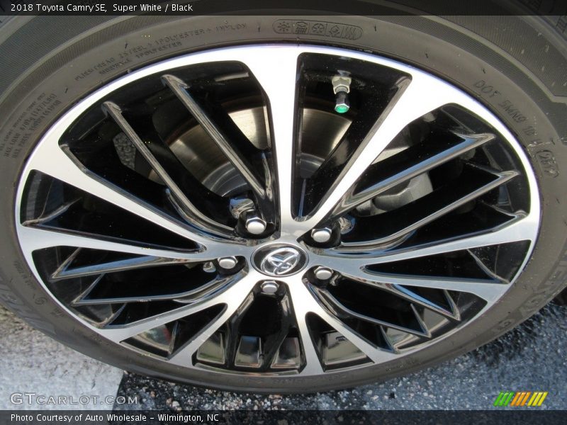 Super White / Black 2018 Toyota Camry SE