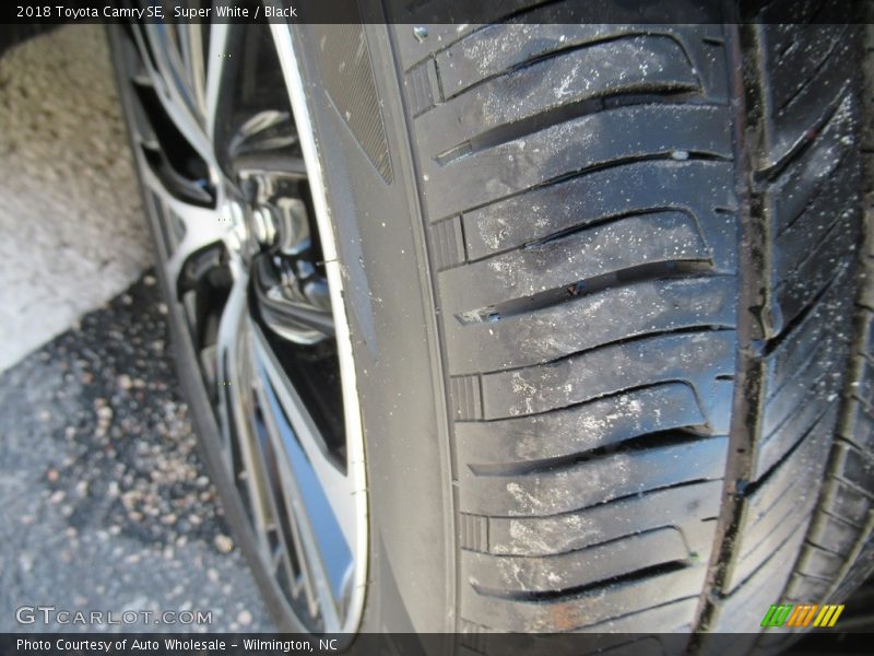 Super White / Black 2018 Toyota Camry SE