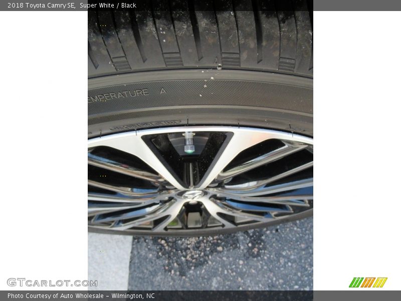 Super White / Black 2018 Toyota Camry SE