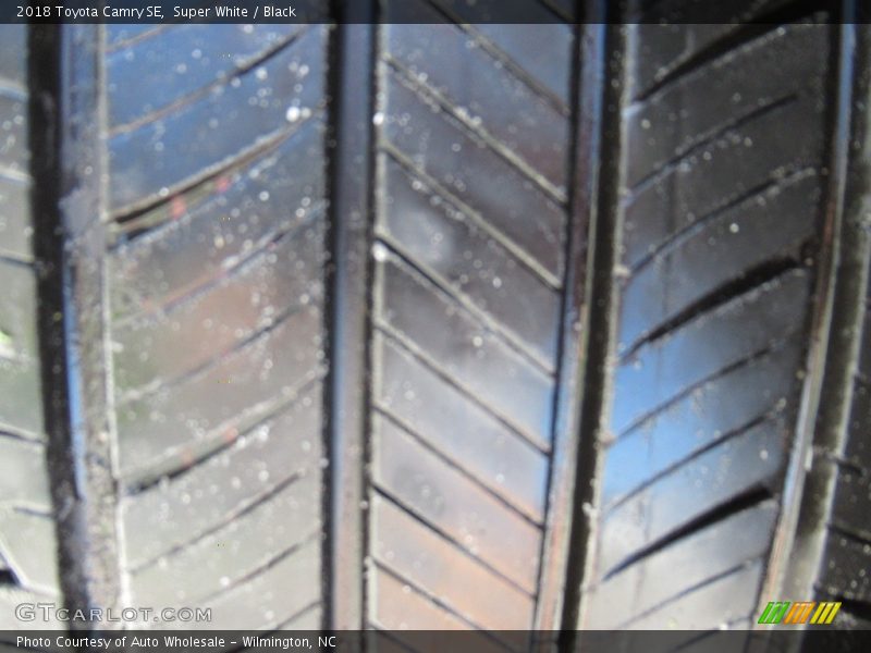Super White / Black 2018 Toyota Camry SE