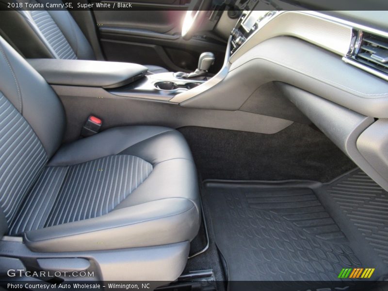 Super White / Black 2018 Toyota Camry SE