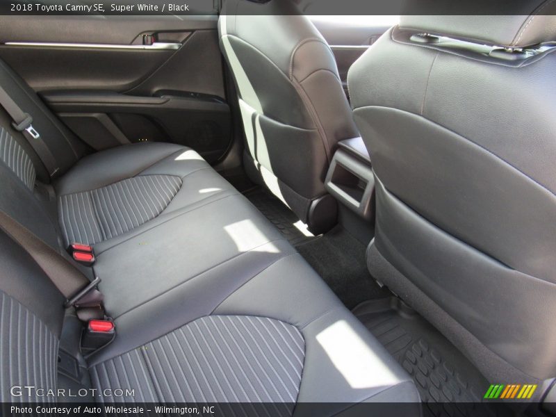 Super White / Black 2018 Toyota Camry SE