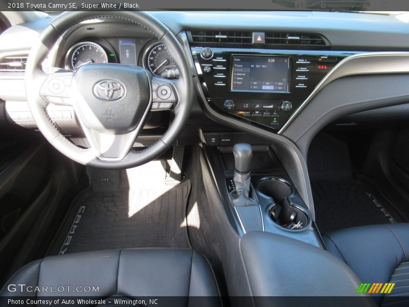 Super White / Black 2018 Toyota Camry SE