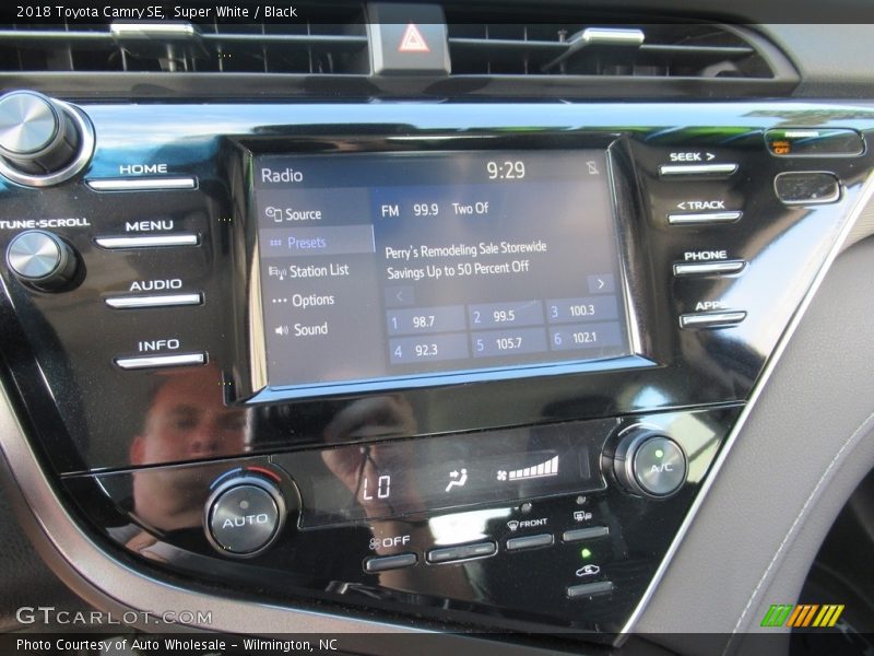 Super White / Black 2018 Toyota Camry SE