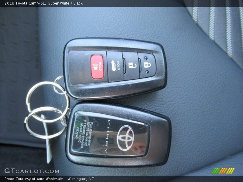 Super White / Black 2018 Toyota Camry SE
