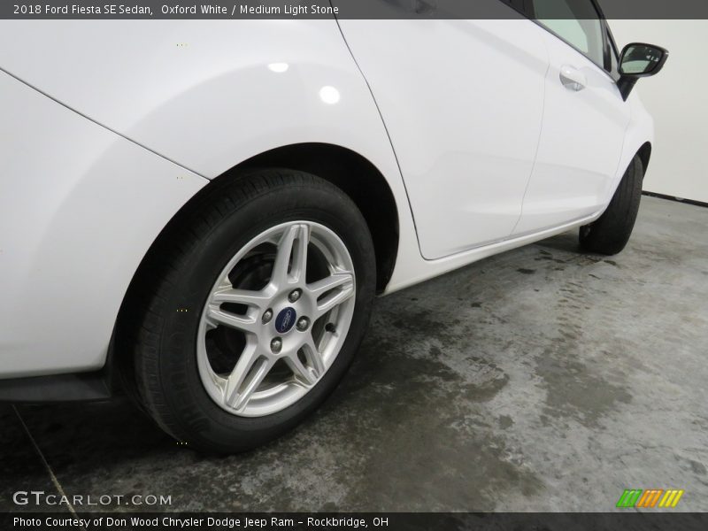 Oxford White / Medium Light Stone 2018 Ford Fiesta SE Sedan