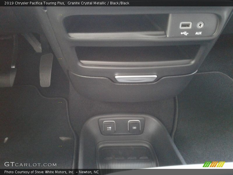 Granite Crystal Metallic / Black/Black 2019 Chrysler Pacifica Touring Plus