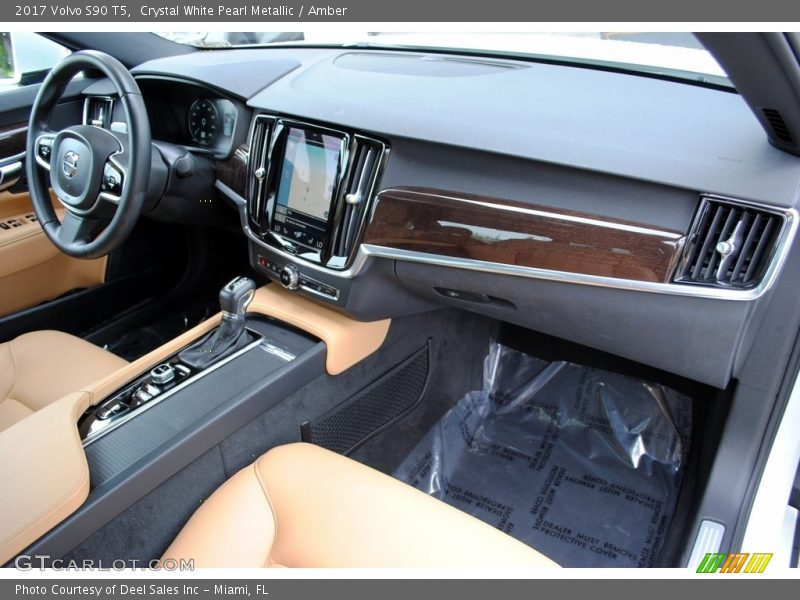 Dashboard of 2017 S90 T5