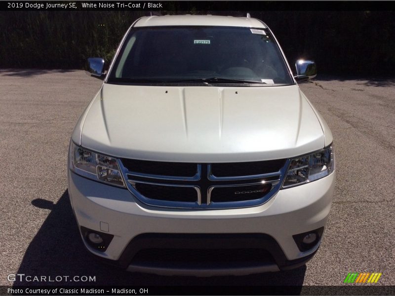 White Noise Tri-Coat / Black 2019 Dodge Journey SE