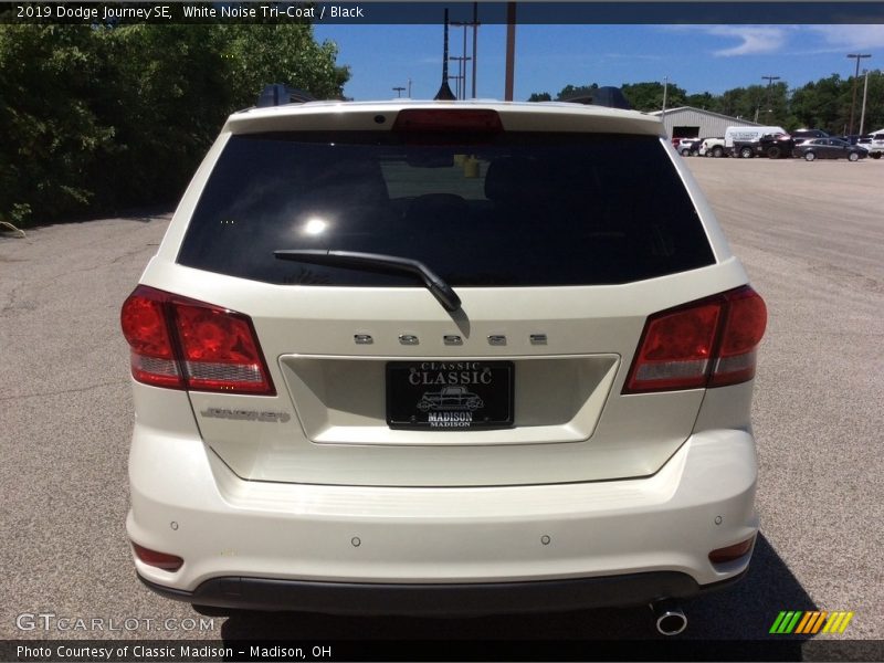 White Noise Tri-Coat / Black 2019 Dodge Journey SE
