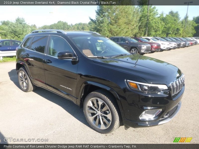 Front 3/4 View of 2019 Cherokee Overland 4x4